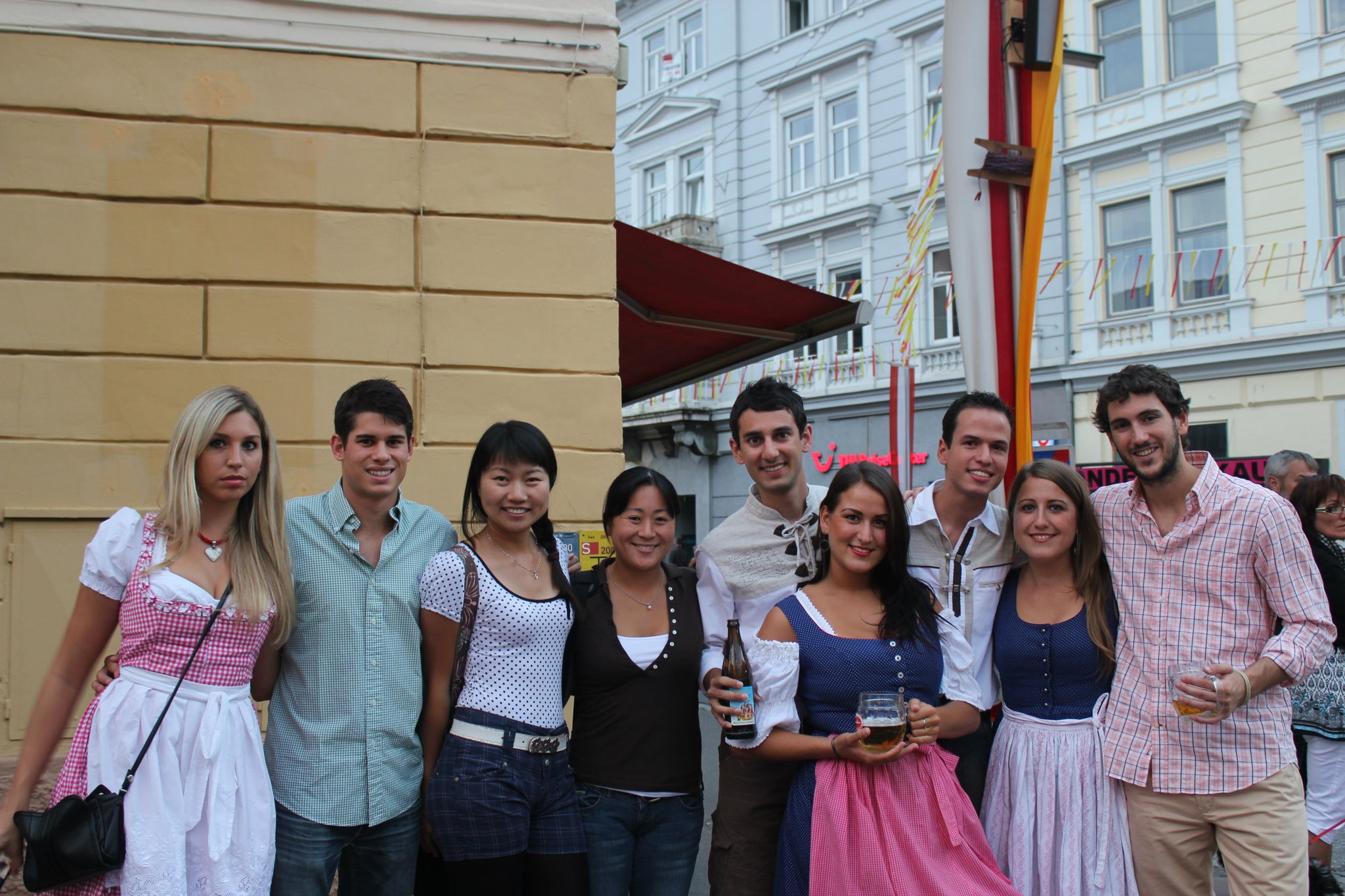OktoberFest em Villach, Áustria (Áustria, Espanha, China, EUA, Brasil, Russia na mesma foto interagindo e celebrando)
