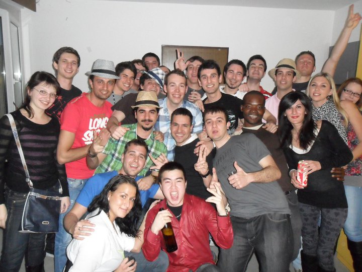 Amigos de mais de 16 nacionalidades diferentes na foto feitos graças ao método