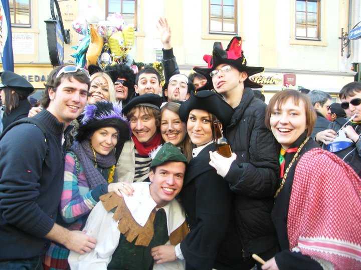 Carnaval em Veneza interagindo com grupo graças ao método