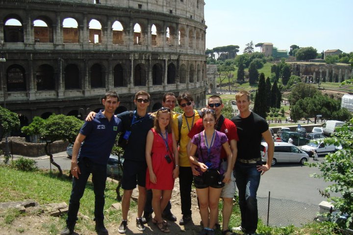 Nosso grupo na frente do Coliseu na Itália, conversando e interagindo com grupo graças ao método