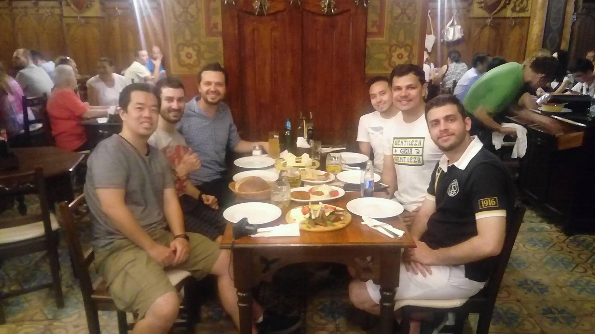 Encontrando num jantar amigo da Romênia em Bucareste. Interação 100% em inglês aprendido com o MEP